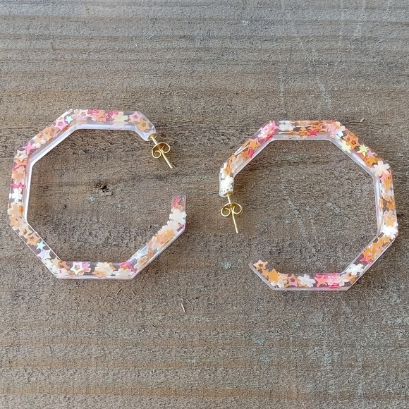 Coral, orange and yellow geometric resin hoop earrings - Picture 4 of 5